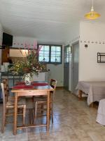 Telewizja i/lub zestaw kina domowego w obiekcie Gîte La loge 142 route de CARPENTRAS 84210 VENASQUE