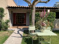 Ogród w obiekcie Gîte La loge 142 route de CARPENTRAS 84210 VENASQUE