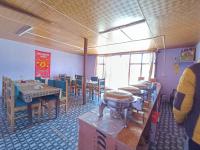 een restaurant met een tafel en een grill in een kamer bij Native Retreat Cottage Lukung in Lukung