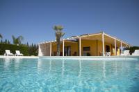 The swimming pool at or close to meadow luxury villa