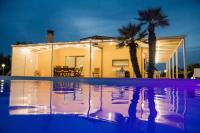The swimming pool at or close to meadow luxury villa