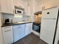 Kuchyňa alebo kuchynka v ubytovaní Appart 2 pers à Quiberon - 41m² - Proche plage et Thalasso - Balcon exposé sud - Parking privé - FR-1-478-236