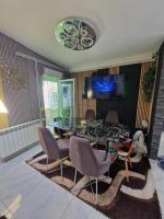Televízia a/alebo spoločenská miestnosť v ubytovaní charming house for 5 people Sirine57 long stay