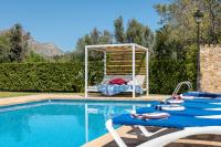 Bazén v ubytování Villa La Sort Gran in Pollensa By homevillas360 nebo v jeho okolí