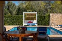 Bazén v ubytování Villa La Sort Gran in Pollensa By homevillas360 nebo v jeho okolí