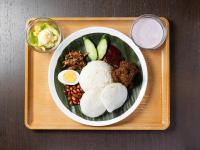 een bord met eten op een dienblad met een kom met eten bij APA Hotel Suidobashi Ekimae in Tokyo