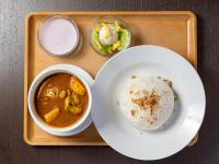 een dienblad met een bord eten en een kom soep bij APA Hotel Suidobashi Ekimae in Tokyo