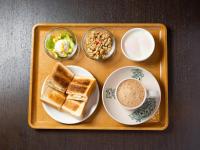 een dienblad met toast, een kop koffie en salade bij APA Hotel Suidobashi Ekimae in Tokyo