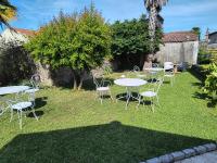 Κήπος έξω από το Hôtel Bar Restaurant La Marie Galante