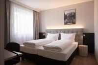 Łóżko lub łóżka w pokoju w obiekcie Stadthotel Goldenes Schiff