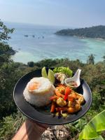 een bord met garnalen en rijst en de oceaan bij Shark Bay room Shark in Ko Tao