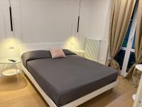 Dormitorio con cama con almohada rosa en Acqua di Mare, en Monterosso al Mare