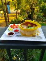 Relax Home في Gia Nghĩa: صينية مع وعاء من الطعام على طاولة