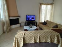 A television and/or entertainment centre at Ήσυχο οικογενειακό σπίτι.
