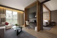 Una sala de estar con un sofá, una cama y un escritorio. en NH Collection San Sebastián Aranzazu, en San Sebastián