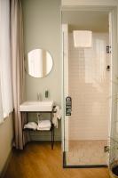 Een badkamer bij FINCH Boutique Hotel, downtown