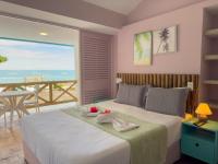Un dormitorio con una cama con vista al mar. en Pousada Meraki Beach, en Maragogi