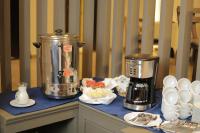 een aanrecht met een koffiezetapparaat en een blender erop bij Pyramids Oasis Hotel in Caïro