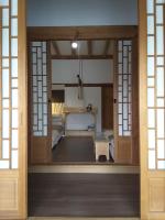 eine offene Tür zu einem Zimmer mit einem Schlafzimmer in der Unterkunft Yettle Hanok Stay in Gyeongju