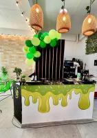 kilka zielonych balonów leżących na blacie w obiekcie Hotel Guamaluno w mieście Guamal