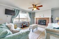 Belleville Lake House with Boat Dock and Patio!にあるテレビまたはエンターテインメントセンター