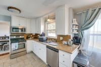 Belleville Lake House with Boat Dock and Patio!にあるキッチンまたは簡易キッチン