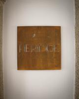 アロウカにあるMS Collection Arouca - Mosteiro de Aroucaの壁に「遺産」と書かれた看板