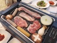 a grill with meat and vegetables on it at 강진 다산베아채 골프앤리조트 호텔형 in Songhak
