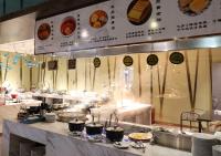 eine Restaurantküche mit Töpfen und Pfannen voller Essen in der Unterkunft Artels Collection Lingang Shanghai in Shanghai