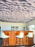 Nápoje v ubytování Ripples Guesthouse and Sky Bar