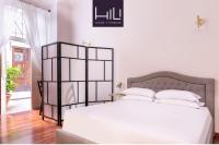 Un dormitorio con una gran cama blanca con almohadas blancas. en Casa Salandra by Hili, en Roma