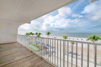 einen Balkon mit Blick auf den Strand in der Unterkunft Best Western Plus Beach Resort in Fort Myers Beach