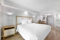 Ein Bett oder Betten in einem Zimmer der Unterkunft Best Western Plus Beach Resort