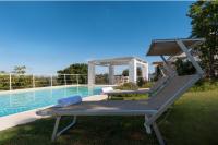 Bazén v ubytovaní HELLOAPULIA Trulli Santa Maria dei Grani - Private Pool and large garden for furry friends alebo v jeho blízkosti