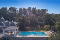 Bazén v ubytovaní HELLOAPULIA Trulli Santa Maria dei Grani - Private Pool and large garden for furry friends alebo v jeho blízkosti