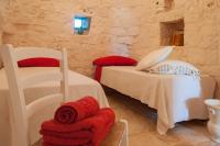 Posteľ alebo postele v izbe v ubytovaní HELLOAPULIA Trulli Santa Maria dei Grani - Private Pool and large garden for furry friends