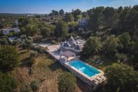 Bazén v ubytovaní HELLOAPULIA Trulli Santa Maria dei Grani - Private Pool and large garden for furry friends alebo v jeho blízkosti