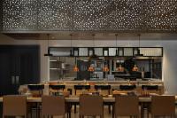 Un comedor con una mesa grande y sillas. en SIRO Boka Place, en Tivat