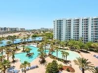 einen Luftblick auf ein Resort mit Pools und Palmen in der Unterkunft 5 Star Resort 11th Fl Stunning Sunrise 2BR 2BA King Suite,Pools ,Shuttle or Walk to Beach in Destin