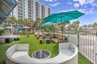 Ein Garten an der Unterkunft 5 Star Resort 11th Fl Stunning Sunrise 2BR 2BA King Suite,Pools ,Shuttle or Walk to Beach