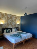 A bed or beds in a room at Hostal Baleàric