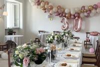 Una mesa larga con flores y globos en la pared. en Villa Bordone - Country House, en Bric Gallo