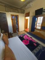 una persona acostada en una cama en una habitación en Riad lala Drissia, en Fez