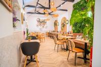 un ristorante con tavoli, sedie e piante di Byttom Hill - Mickleham a Mickleham