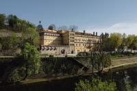 un gran edificio amarillo junto a un río en Casa da Calçada, en Amarante