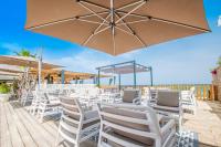 een stel stoelen en een parasol op een terras bij Camping Merendella in San-Nicolao