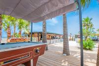 een biljarttafel op een terras met palmbomen bij Camping Merendella in San-Nicolao