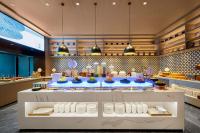 uma loja com um balcão com comida em Echeng Hotel Chengdu Chunxi Road Taikoo Li em Chengdu