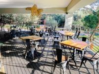 Un grupo de mesas y sillas en un patio. en Modern Retreat & Workspace In Dainfern, en Midrand