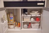 einem Küchenschrank mit viel Essen in der Unterkunft 森下小屋 in Tokio